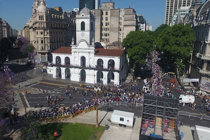 Miles de personas hacen cola para entrar a la Casa Rosada y despedir a Diego Maradona