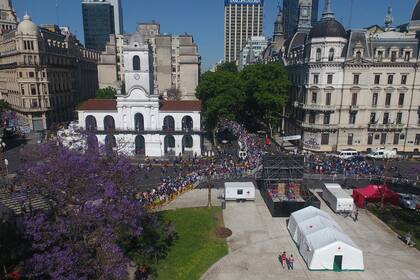 La gente se agolpó para despedir al astro futbolístico