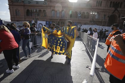 Banderas, carteles, fotos y todo el afecto para despedir al Dios del fútbol
