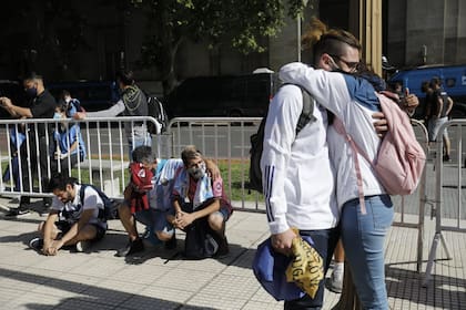 Escenas de profundo dolor y tristeza entre los seguidores del Ídolo