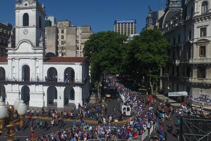 Miles de personas hacen cola para entrar a la Casa Rosada y despedir a Diego Maradona