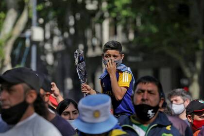 Banderas, carteles, fotos y todo el afecto para despedir al Dios del fútbol
