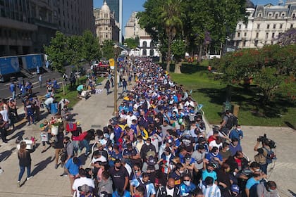 Miles de personas hacen cola para entrar a la Casa Rosada y despedir a Diego Maradona