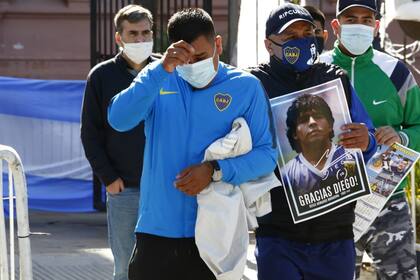Banderas, carteles, fotos y todo el afecto para despedir al Dios del fútbol