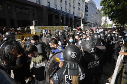 Miles de personas hacen cola para entrar a la Casa Rosada y despedir a Diego Maradona