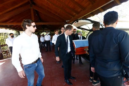 La muerte de Jorge Brito: familiares y amigos participaron del entierro del banquero en Pilar