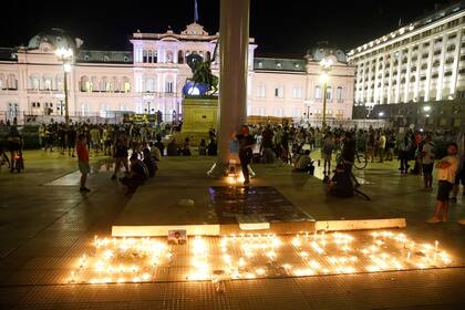 La plaza de Mayo, anoche, mientras se preparaba el velatorio de Maradona.