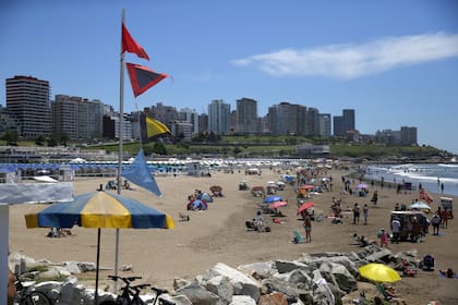 La muerte de un bañista de 72 años que se descompensó en el mar avivó el conflicto que protagonizan los gremios que representan a guardavidas