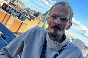 La muerte “en directo” de un streamer francés genera conmoción: la víctima se grababa siendo humillada