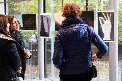 La muestra "La invisibilidad no es un superpoder" en el Hospital de San Carlo, en Milán, Italia