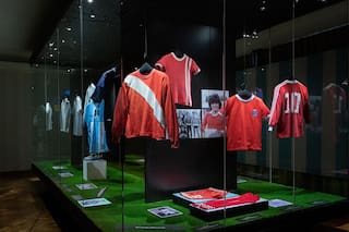 La colección de objetos "maradonianos" que se exhibe en Chile: quién es su dueño