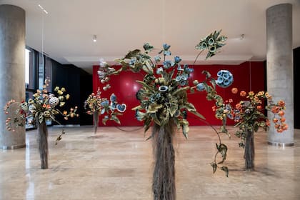 La muestra de Nicola Costantino en Fundación Santander tiene a las flores de cerámica como protagonistas.