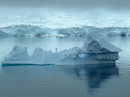 La muestra de Paola Marzotto hace foco en los glaciares antárticos para alertar sobre el calentamiento global y sus efectos en el "continente blanco".