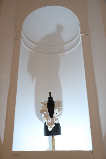 La muestra Desde el taller, hay algo que necesita ser contado se presenta en el Museo Histórico Sarmiento (Juramento 2180) hasta el 14 de agosto. Collar de Marita Sario