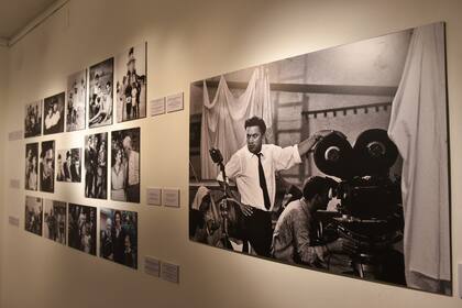 La muestra en el Museo Nacional de Arte Decorativo ofrece una selección de fotos inéditas de Fellini