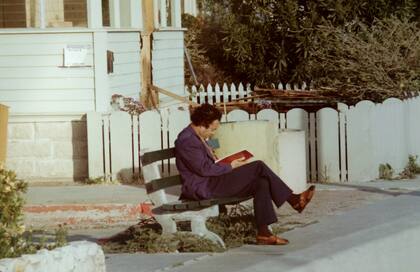 La muestra en homenaje a Lihn incluye fotografías, videos, manuscritos y libros