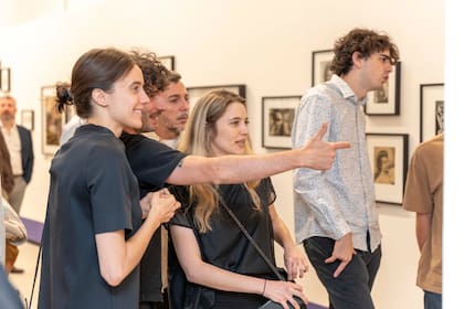 La muestra inaugural, "Los sueños de la mujer araña", combina temáticas centrales de la Colección Larivière, como el ensueño cinematográfico y reflexiones sobre la feminidad.