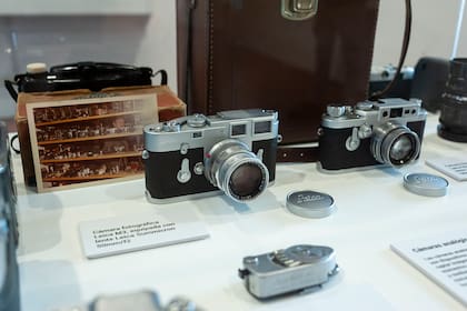 La muestra incluye cámaras Leica similares a las que usó el artista al llegar a Buenos Aires