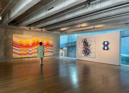 La muestra incluye una veintena de obras de Robirosa en diálogo con otras artistas representadas en la colección del Macba