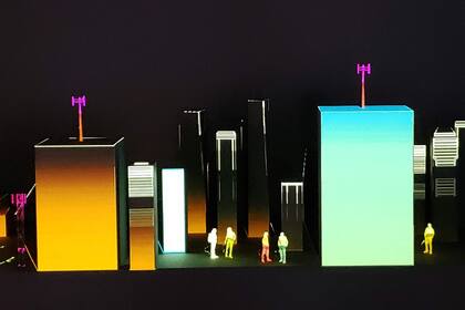 La muestra permite simular el camino de una llamada, una consulta a un sitio o el uso de un servicio de streaming, mostrando el equipamiento involucrado (cables, satélites, antenas, servidores, switches intermediarios)