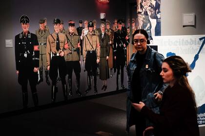 La muestra presenta más de 600 objetos originales que trazan la historia del movimiento nazi y del infame campo de exterminio de Auschwitz
