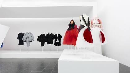 La muestra recorre la trayectoria de la diseñadora en más de 140 modelos expuestos