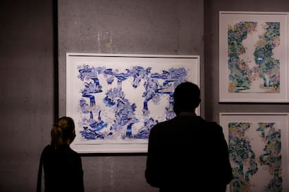 La muestra "Tempestades", de Agustina Chaufan, incluye una serie de obras en técnica mixta, paneles y una instalación inmersiva