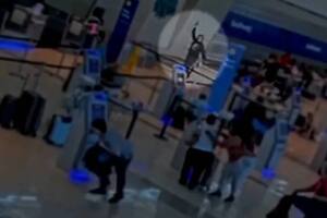 La mujer abrió fuego en el Aeropuerto Love Field, en Dallas, Texas (Crédito: Captura de video/Twitter/@nmas)