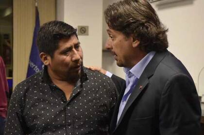 La mujer abusada en Puerto Deseado ya está en Salta, fue recibida por el gobernador, Gustavo Sáenz, y hoy despedirá a su hijo, asesinado por los agresores