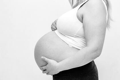 La mujer argumentó que su bebé ya contaba como una vida más, pero el oficial no la escuchó