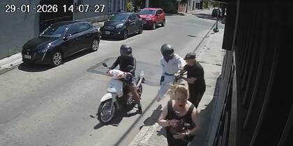 La mujer arrojó su cartera hacia el interior del jardín de una propiedad lindera.