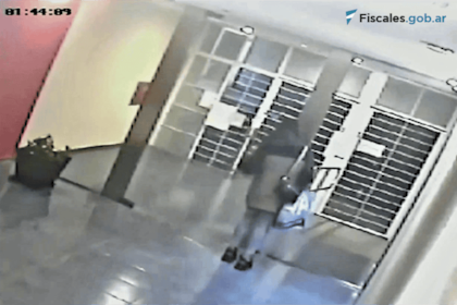 La mujer cargando bolsas con camperas de su victima puestas fue grabada retirándose de un edificio de Almagro
