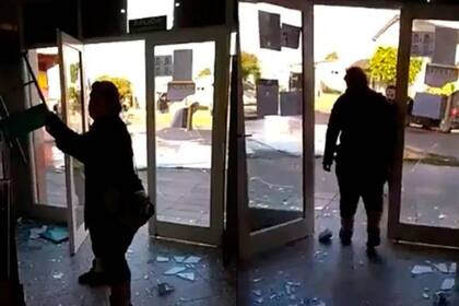 La mujer causó destrozos (Captura video)