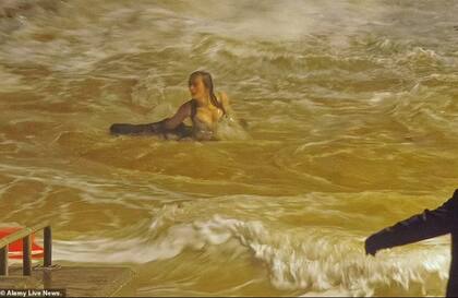 La mujer cayó al mar arrastrada por las fuertes olas. Fuente: Alamy Live News