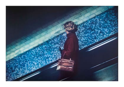 La mujer con guantes, de la fotógrafa Dolores Marat, en la Howard Greenberg Gallery de New York