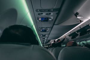 Una azafata reveló las tres cosas que jamás debe hacer un pasajero que viaja en avión