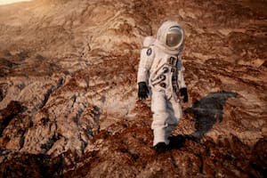 La mujer creía haber creado un vínculo con el supuesto astronauta, por eso le hizo una transferencia de 6.000 euros para poder sacarlo del apuro (Foto de carácter ilustrativa: Freepik)