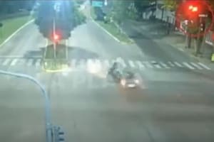 Una mujer cruzó a toda velocidad con el semáforo en rojo, atropelló a un joven que iba en moto y lo mató