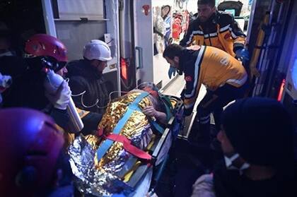 La mujer de 70 rescatada en Turquía fue llevada de urgencias al hospital