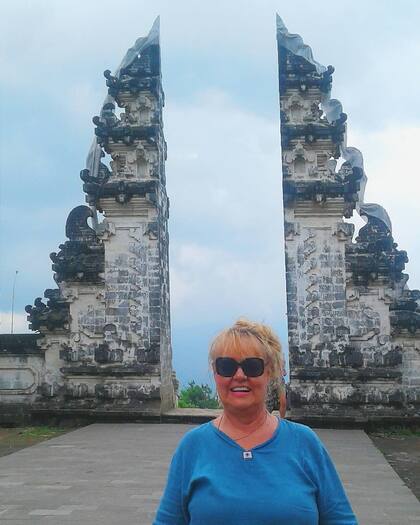 La mujer de 71 años aseguró sentir una conexión instantánea con Bali al visitarlo por primera vez en 2019