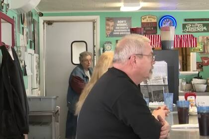 La mujer de 79 años sigue trabajando (Captura video)