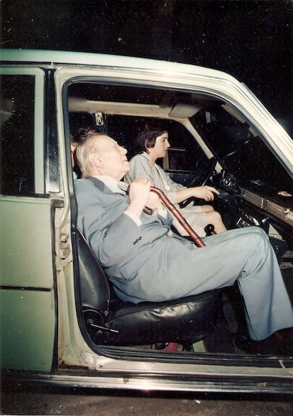 La mujer de Alberto Casares fue a buscar a Borges en auto