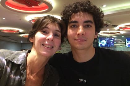 La mujer de Carlos Santamaría y su hijo mayor, Félix