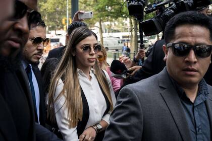 La mujer de Guzmán, Emma Coronel Aispuro, al llegar al tribunal de Brooklyn el día de la sentencia de esposo en 2019.

