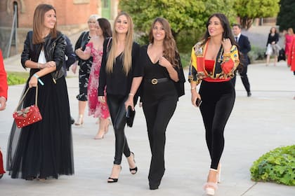 Antonela y sus amigas son muy cercanas y admiradoras de la diseñadora Rosa Clará, la mujer que le hizo el vestido de bodas de la mujer de Messi
