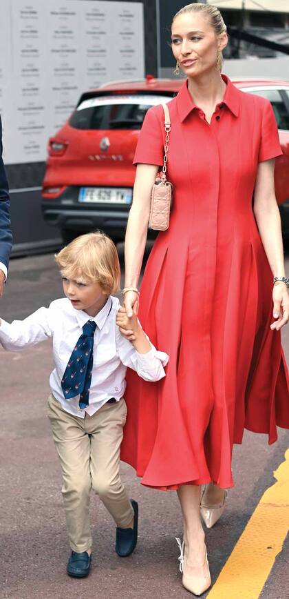 La mujer de Pierre Casiraghi, Beatrice Borromeo, estuvo pendiente de su hijo Francesco, de 4 años (el mayor, Stefano, no fue de la partida). Vistió de rojo encendido, con un chemise de Dior, stilettos de la firma y cartera Lady Dior, un ícono de la maison francesa.