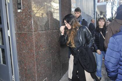 La mujer de Sergio Gendler esta mañana, antes de que salga el cortejo fúnebre