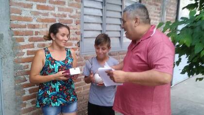 La mujer de Walter y su hijo recibieron a la tarde el celular que un vecino le regaló