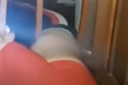 La mujer debió ser liberada por los bomberos y la Policía, además, fue llevada al hospital