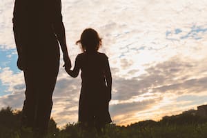 La mujer declaró que, en 1981, su madre estaba en pareja con un hombre que, si bien no era su padre biológico, realizó un reconocimiento voluntario de paternidad